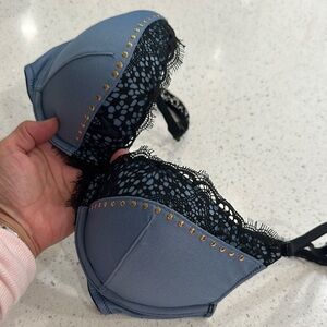 Victoria’s Secret 32d very sexy pushup nwot Elegant Blue Lace Trim Bra